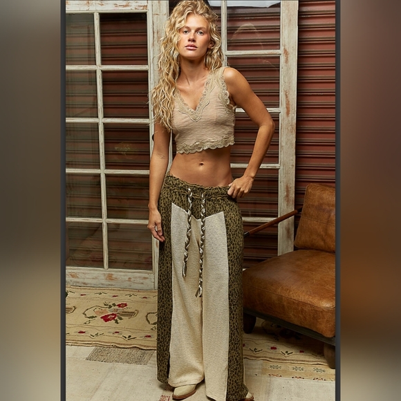 #872 POL Animal Print Contrast Thermal Fit Pants - Picture 2 of 6